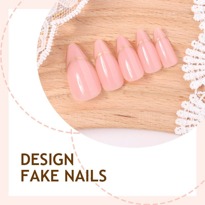Kunstnagelset mit elegantem Goldakzent Karnz
