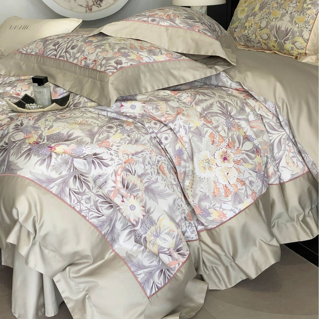 Luxuriöse Baumwollsatin-Bettwäschegarnitur mit floralem Print, Volant-Bettrock und Kissenbezügen