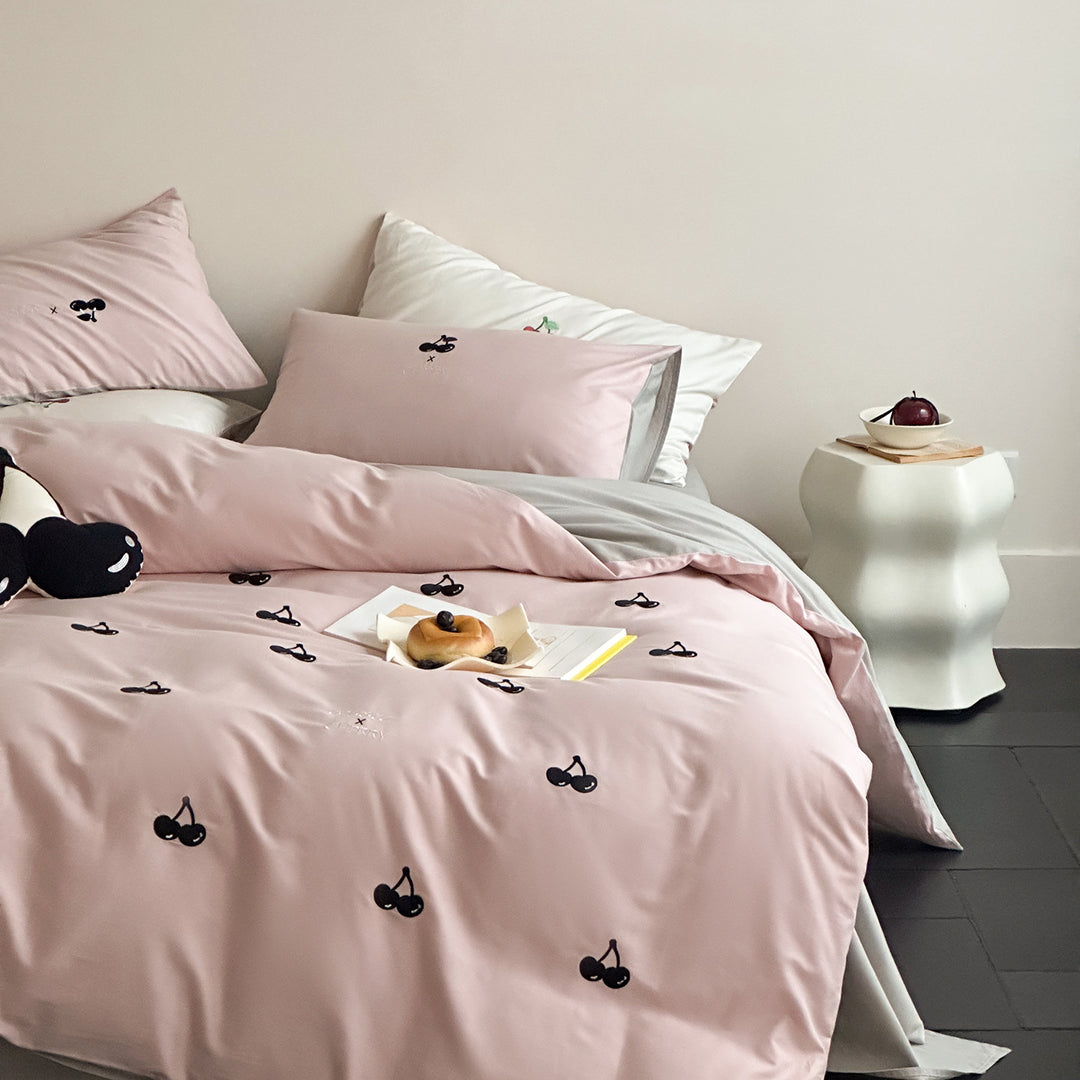 Umkehrbare Kirschen-Stickerei Baumwollsatin Bettbezug & Kissenbezug Set
