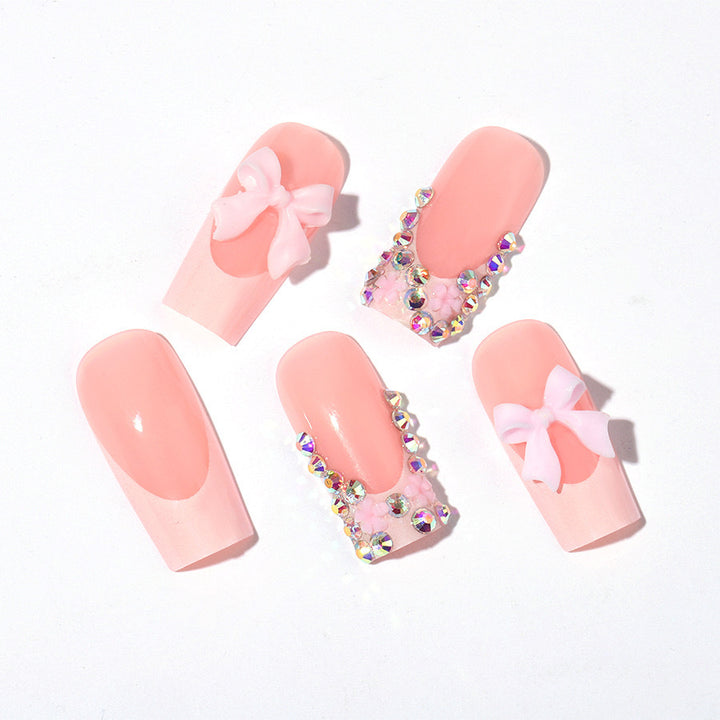 Kunstnagelset mit glamourösen 3D-Schleifen und Kristallverzierungen Karnz