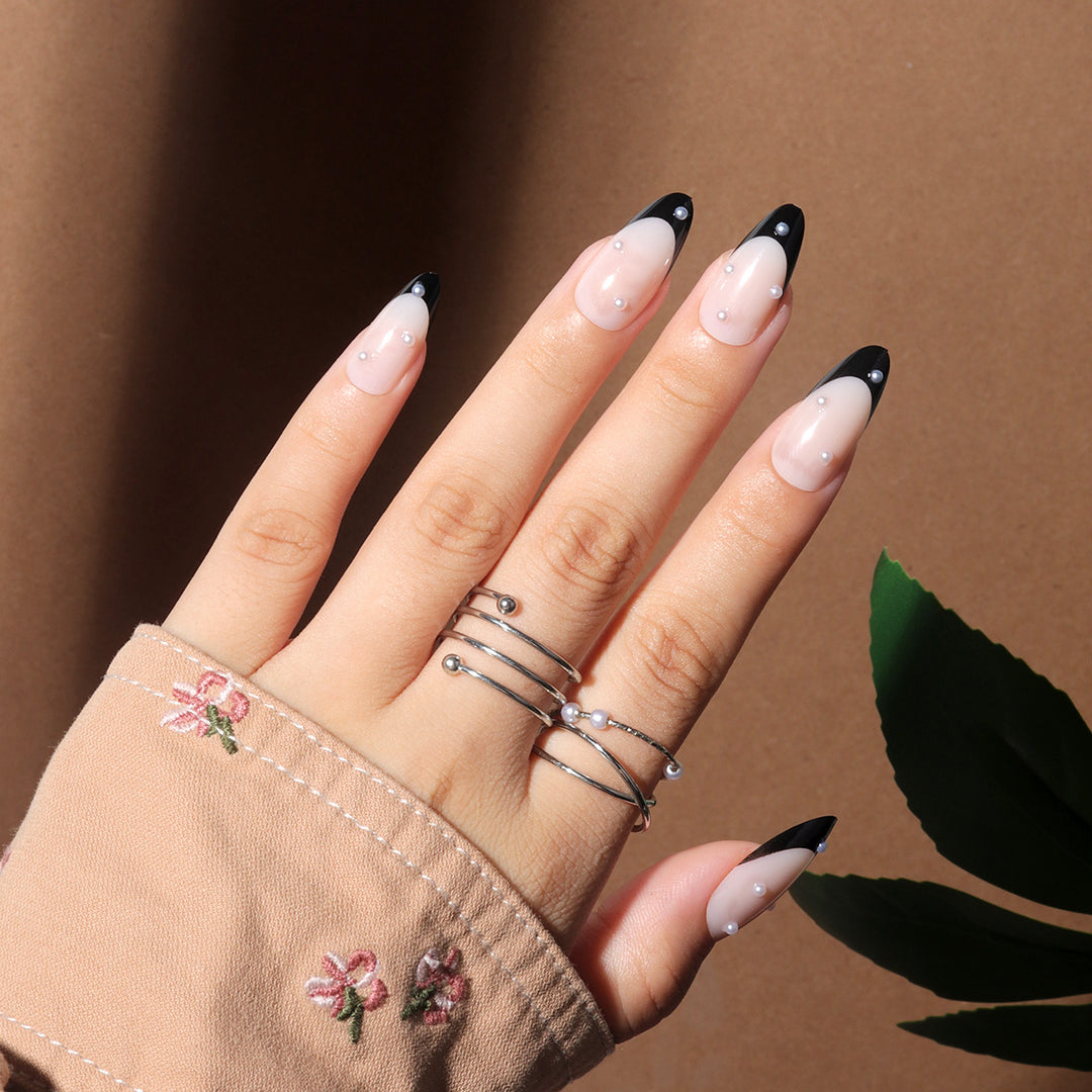 Elegante Stiletto Press-On Nägel mit klassischem französischem Design Karnz