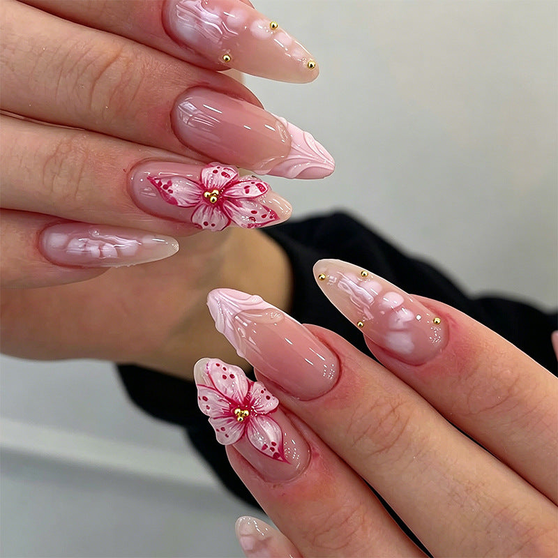 Kunstvolles Nagelset mit floralen Akzenten Karnz