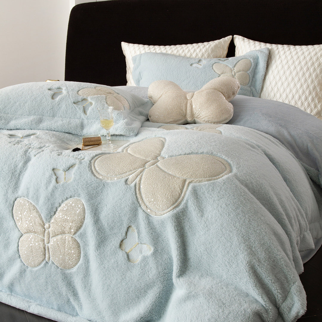 Kuschelige Bettwäsche- und Wohndecken-Garnitur mit applizierten Schmetterlingsapplikationen und samtiger Microfleece-Optik