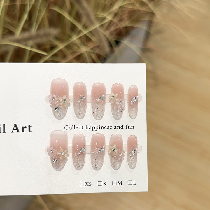 Elegantes floral-inspiriertes Press-On-Nagelkunst-Set