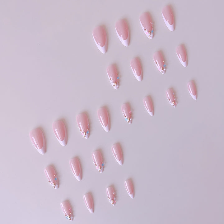 Kunstnagelset mit glamourösen 3D-Verzierungen und funkelnden Strass Karnz
