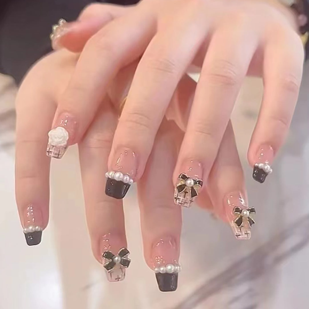 Dekoratives Press-On-Nagelset mit eleganten Schleifenakzenten Karnz