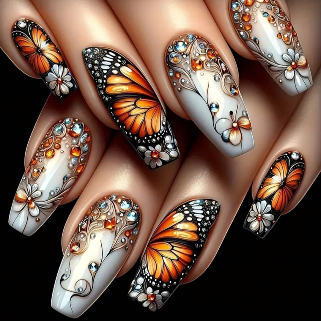 Kunstnägel mit Filigranen Schmetterlings- und Blüten-Designs Karnz