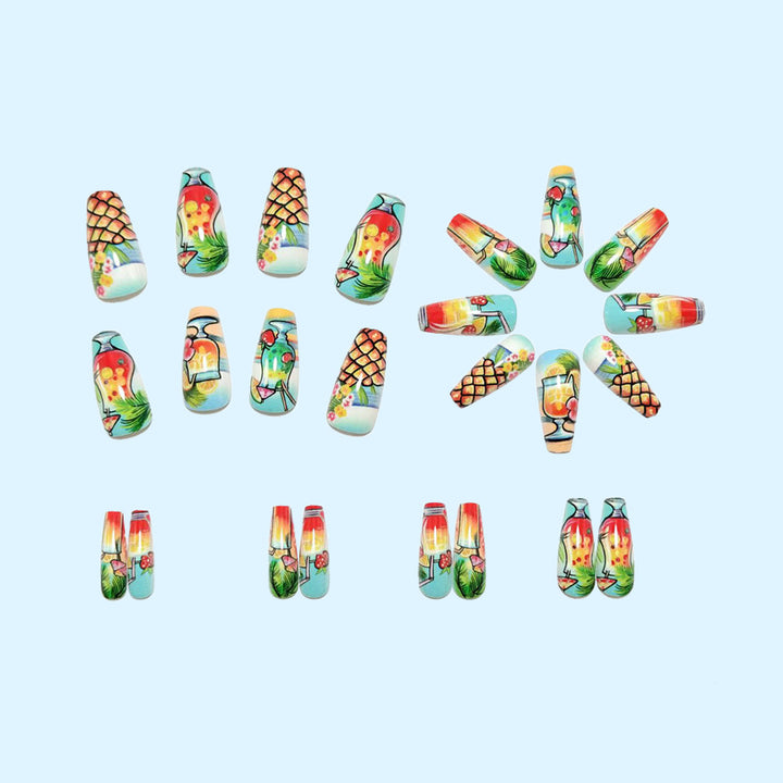 Kunstnagelset mit tropischem Drink-Motiv und farbenfrohen Akzenten Karnz