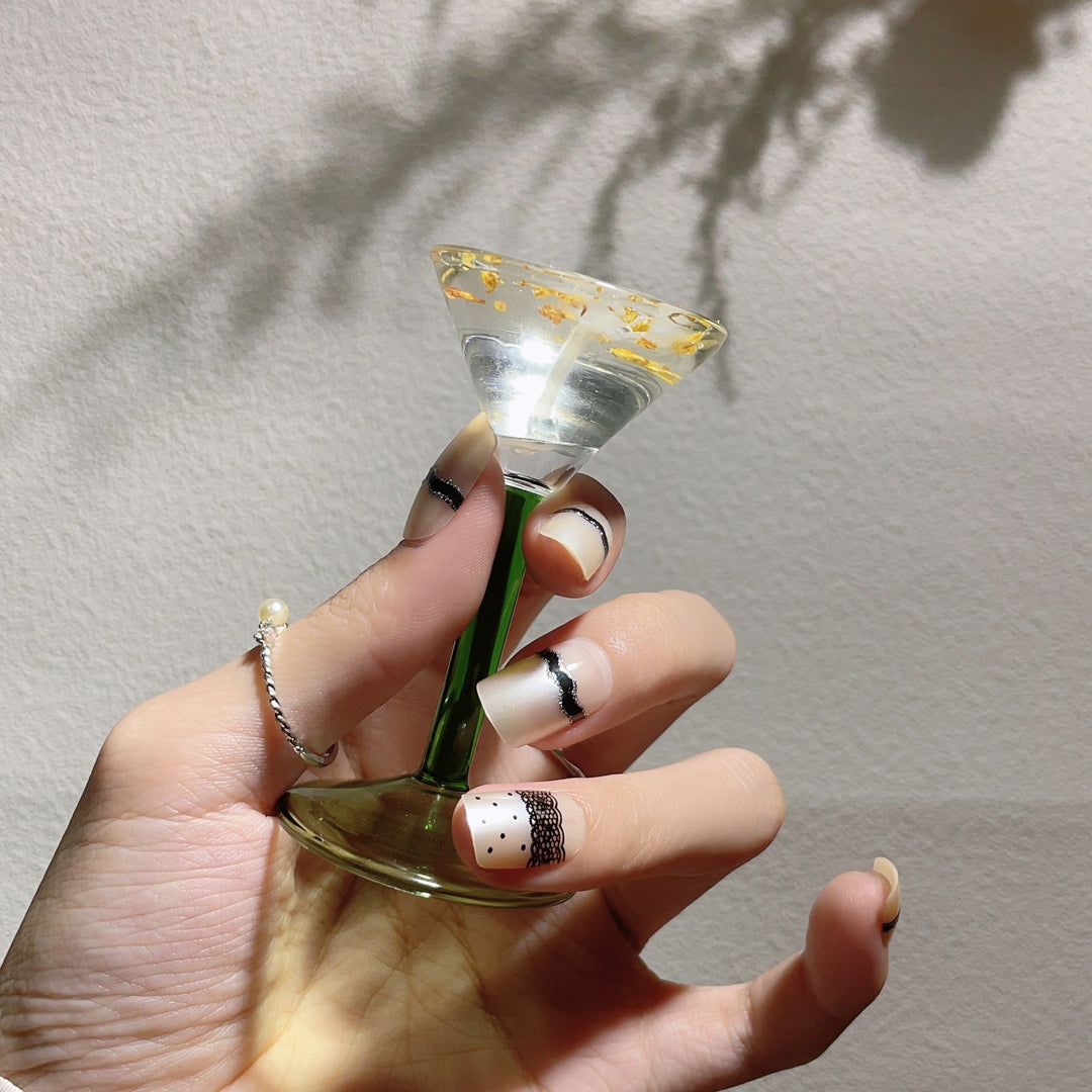 Künstlerisches Press-On-Nageldesign mit Spitze und Punkten