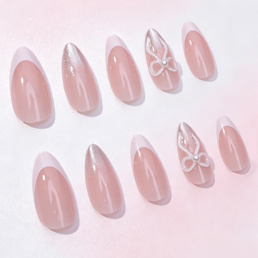 Kunstnagelset mit eleganten Spitzen und Glitzerakzenten Karnz