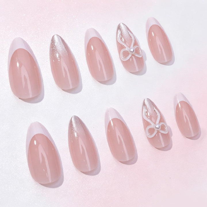 Kunstnagelset mit eleganten Spitzen und Glitzerakzenten Karnz