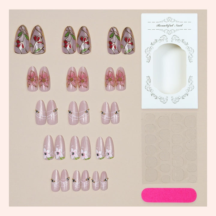 Kunstnagelset mit luxuriösen floralen Designs und Glitzerakzenten Karnz