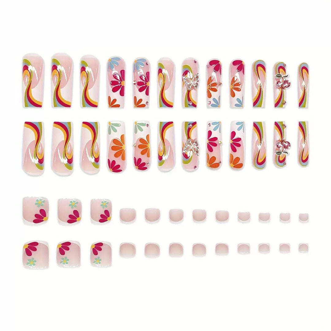 Kunstnagelset mit leuchtenden Blumenmotiven und Glitzerakzenten Karnz