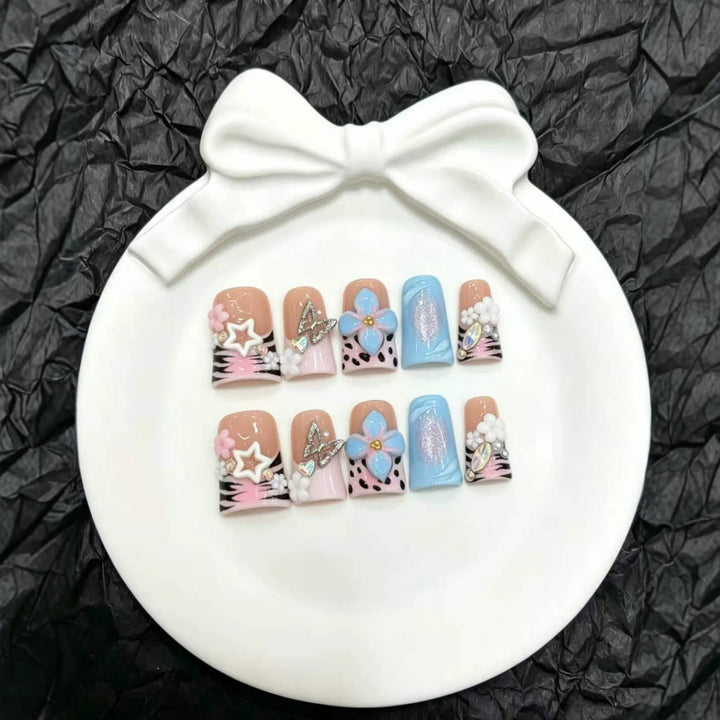Künstlerisches Nail Art Press-On Set mit floralen und Edelsteinakzenten
