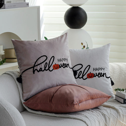Quadratischer dekorativer Kissenbezug mit besticktem Happy‑Halloween‑Schriftzug, Kürbis‑Applikation und Quasten Karnz