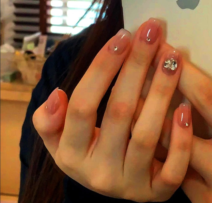 Elegantes, mit Kristallen verziertes Press-On-Nagelset Karnz