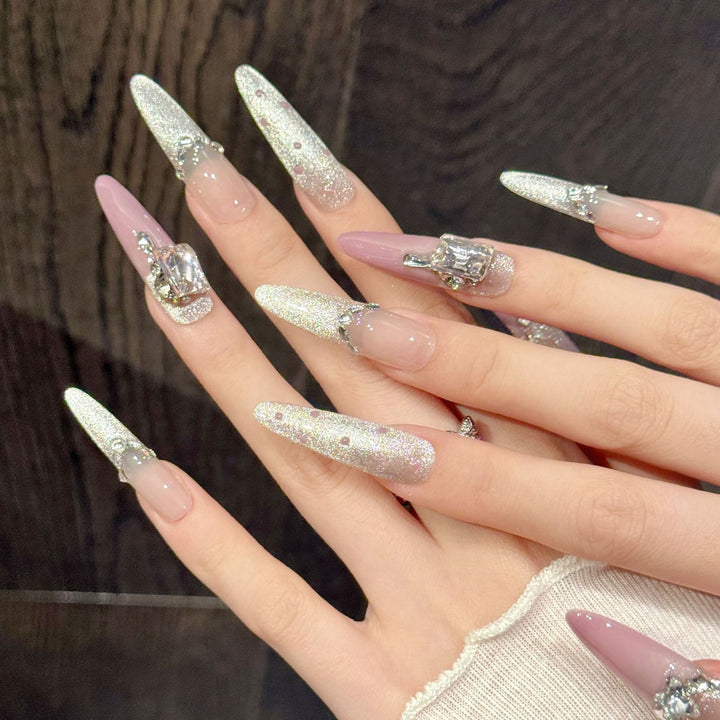 Glamouröse Stiletto Press-On Nagelkunst-Set mit Kristallakzenten