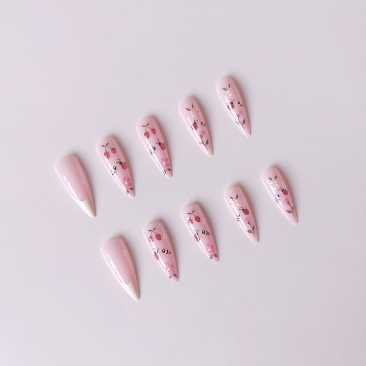 Kunstnagelset mit buntem Frühlingsdesign und eleganten Spitzen Karnz