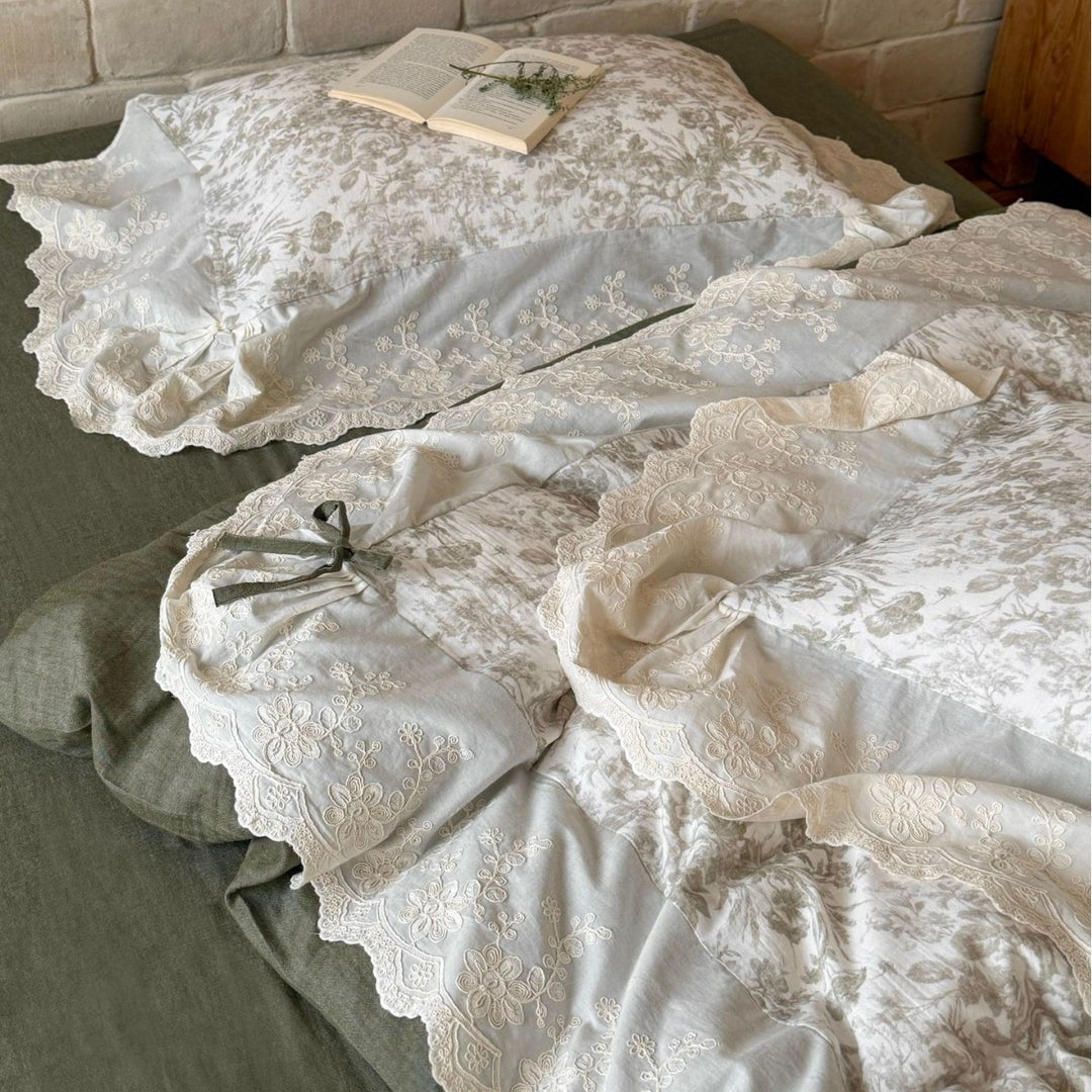 Romantisches Bettwäscheset aus Baumwollmix mit floraler Toile‑Optik, besticktem Spitzenvolant und Zierschleifen