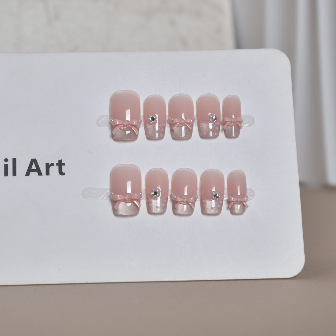 Elegante französische Spitze Aufkleber-Nagelkunst mit Schleifenakzenten Karnz