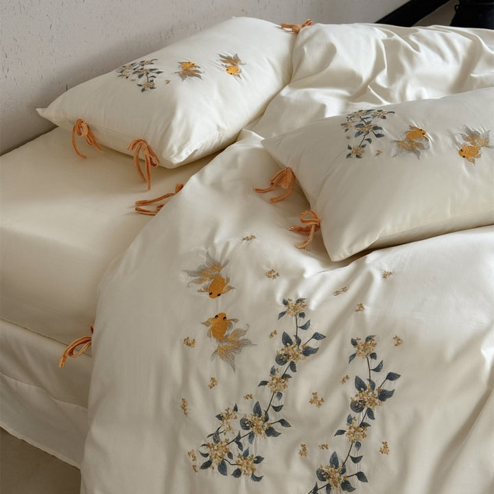 Bestickte Baumwollsatin Bettbezugset mit Goldfisch- und Blumenmotiven sowie samtigen Bindungen