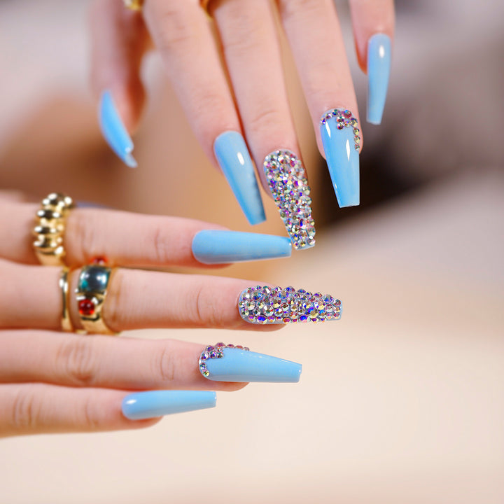 Kunstvolle Stiletto-Nägel mit strahlendem Strass-Akzent Karnz