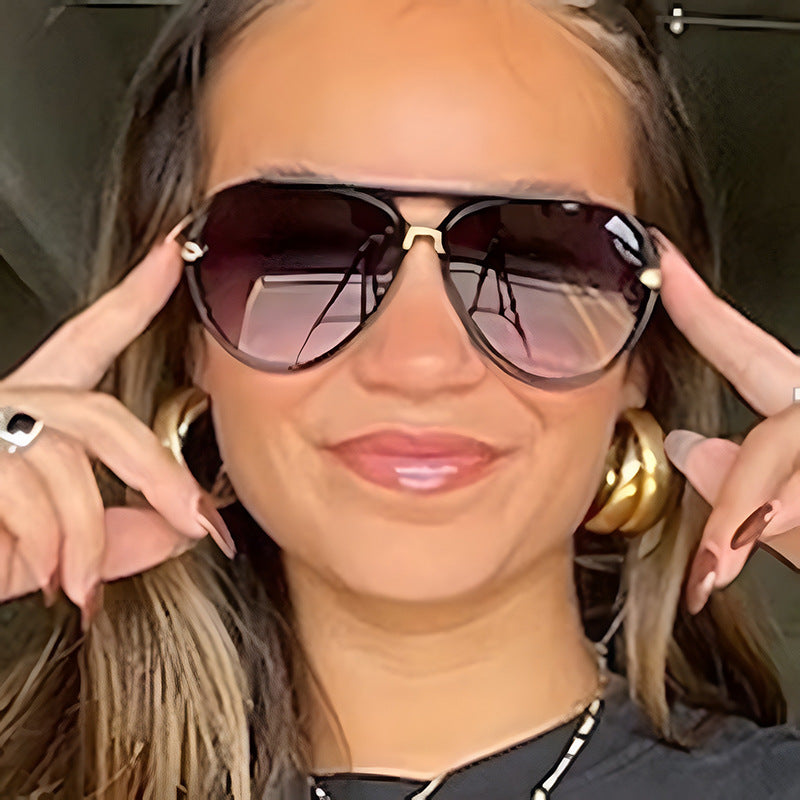 Damen modische Piloten-Sonnenbrille mit eleganten Metallakzenten Karnz