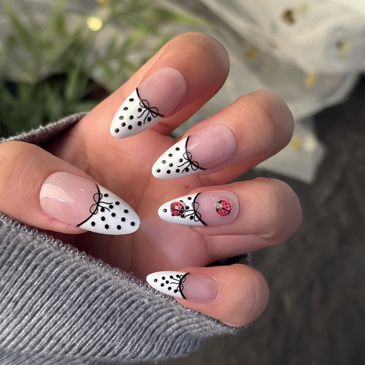 Elegante künstlerische Press-On-Nagelset Karnz