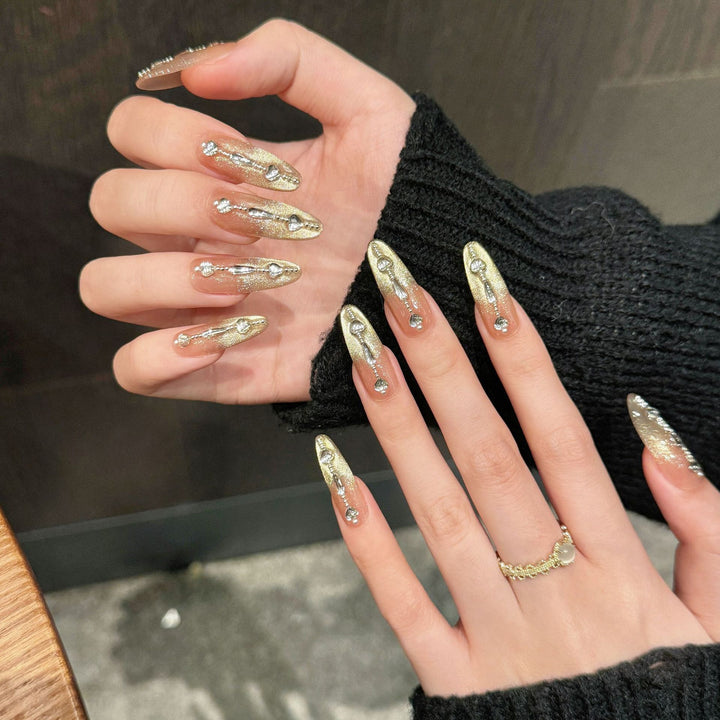 Elegante Press-On-Nagelkunstkollektion mit Schmuckakzenten
