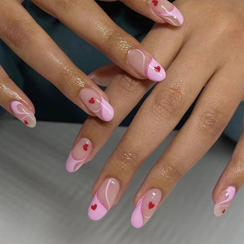 Kunstvolle Nagelverlängerungen mit Herzen-Motiv Karnz