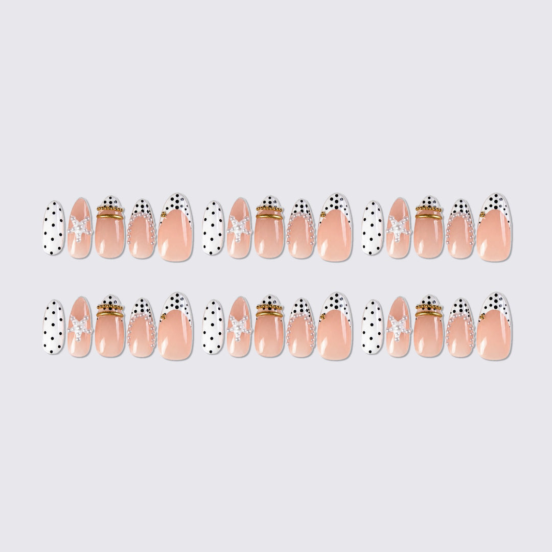 Kunstnagelset mit eleganten Perlen- und Punkten-Akzenten Karnz