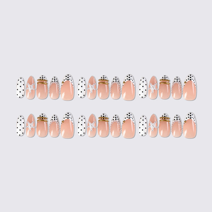 Kunstnagelset mit eleganten Perlen- und Punkten-Akzenten Karnz