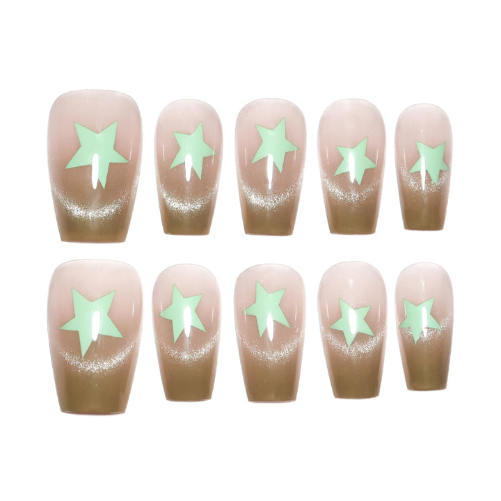 Künstliche Nagelverlängerungen mit Shimmer-Effekt und Sternenmotiven Karnz