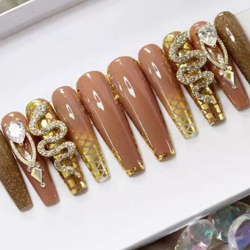 Exklusive Stiletto-Kunstnägel mit Glitzer- und Schmuckakzenten Karnz
