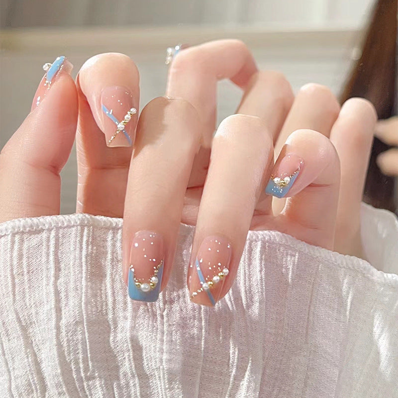 Kunstnagelset mit funkelnden Glitzer- und holografischen Akzenten Karnz