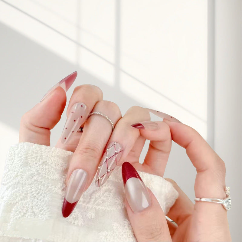 Elegante Kunstnagel-Set mit stilvollen roten Akzenten Karnz