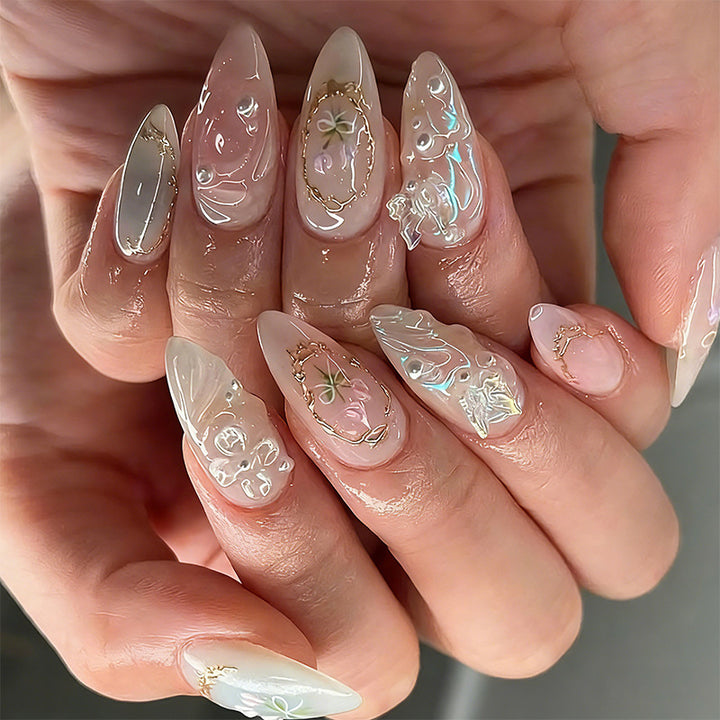 Elegante Kunstnägel mit holografischen und floralen Verzierungen Karnz