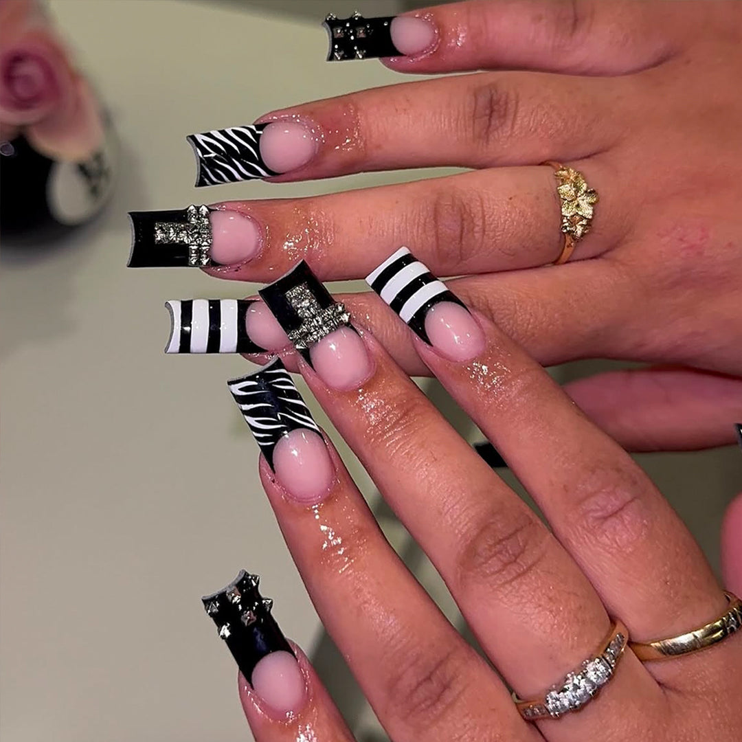 Kunstnägel Im Modernen Streifen- und Zebra-Design Karnz