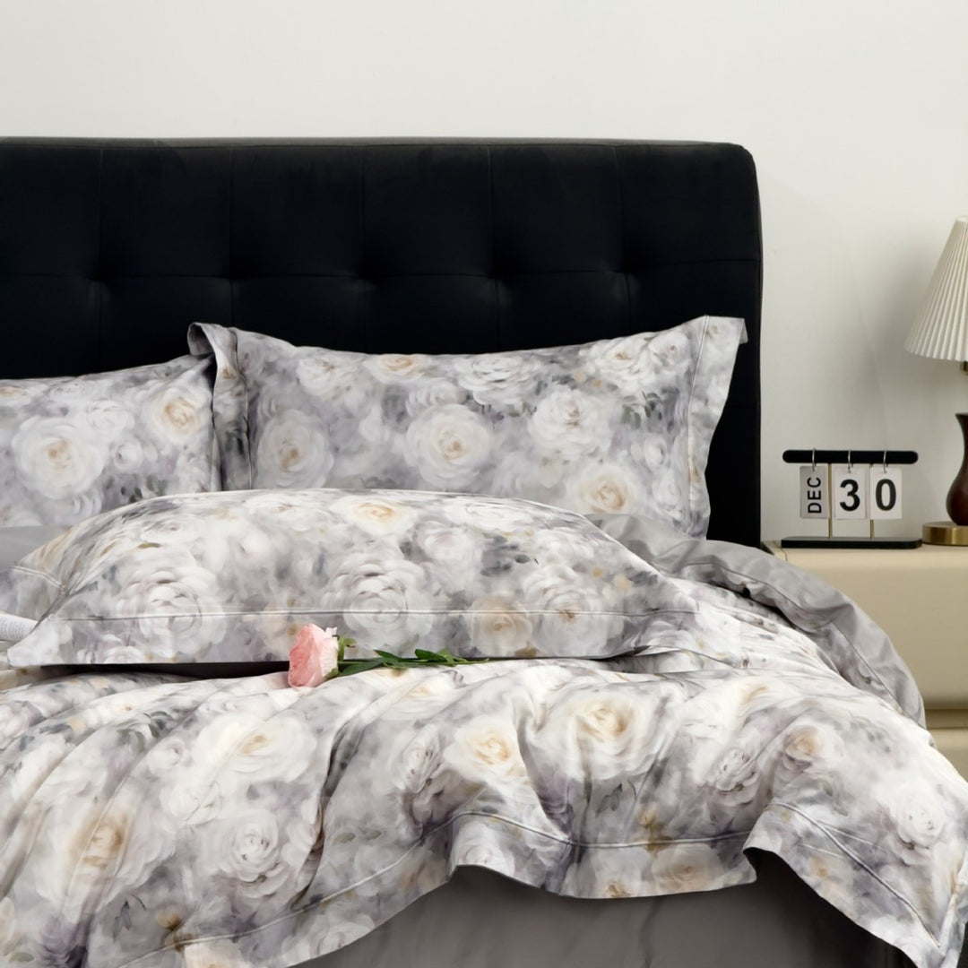 Satin-Bettwäsche-Garnitur mit zartem Blumen- und Schmetterlingsprint und Wendefunktion