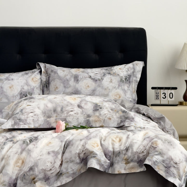 Satin-Bettwäsche-Garnitur mit zartem Blumen- und Schmetterlingsprint und Wendefunktion
