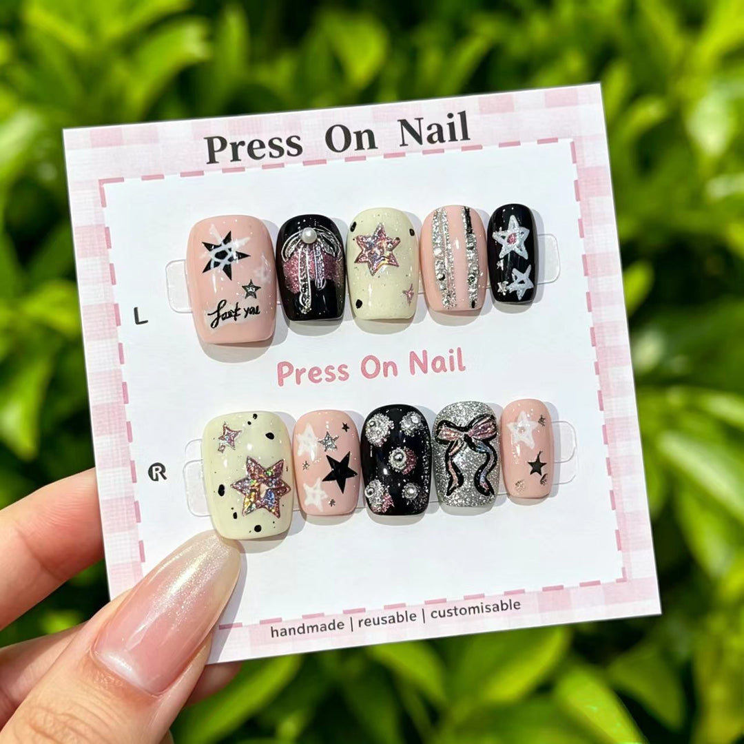 Elegante künstlerische Press-On-Nagelset mit Edelsteinakzenten