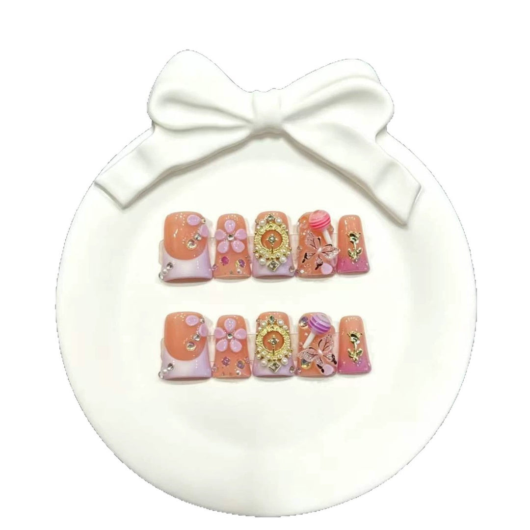 Dekoratives Press-On Nagelkunstset mit charmanten Blumen- und Schmuckakzenten