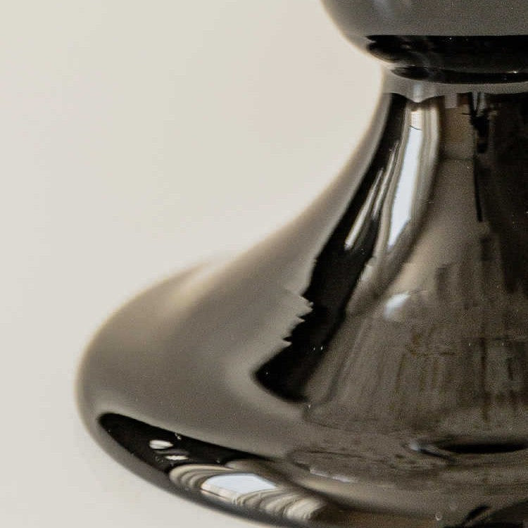 Dekorativer geblasener Glasrippvase mit Kelchfuß Karnz