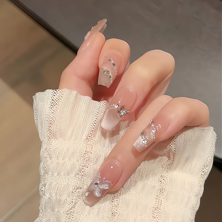 Kunstnägel mit Glamourösen Verzierungen und Glanz Karnz