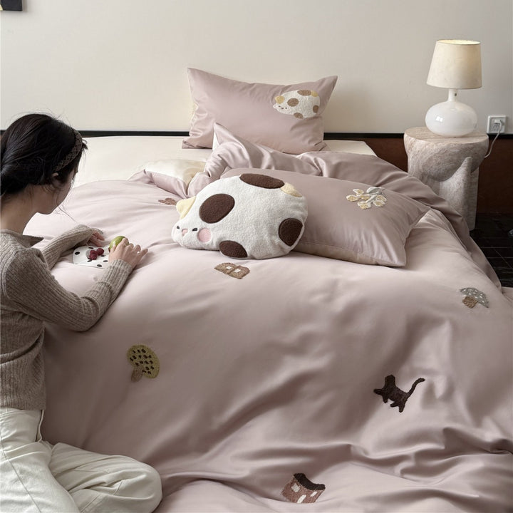 Wendbare Satin-Baumwoll-Bettbezug-Sets mit gestickter Katzenapplikation und tiefem fitted Sheet