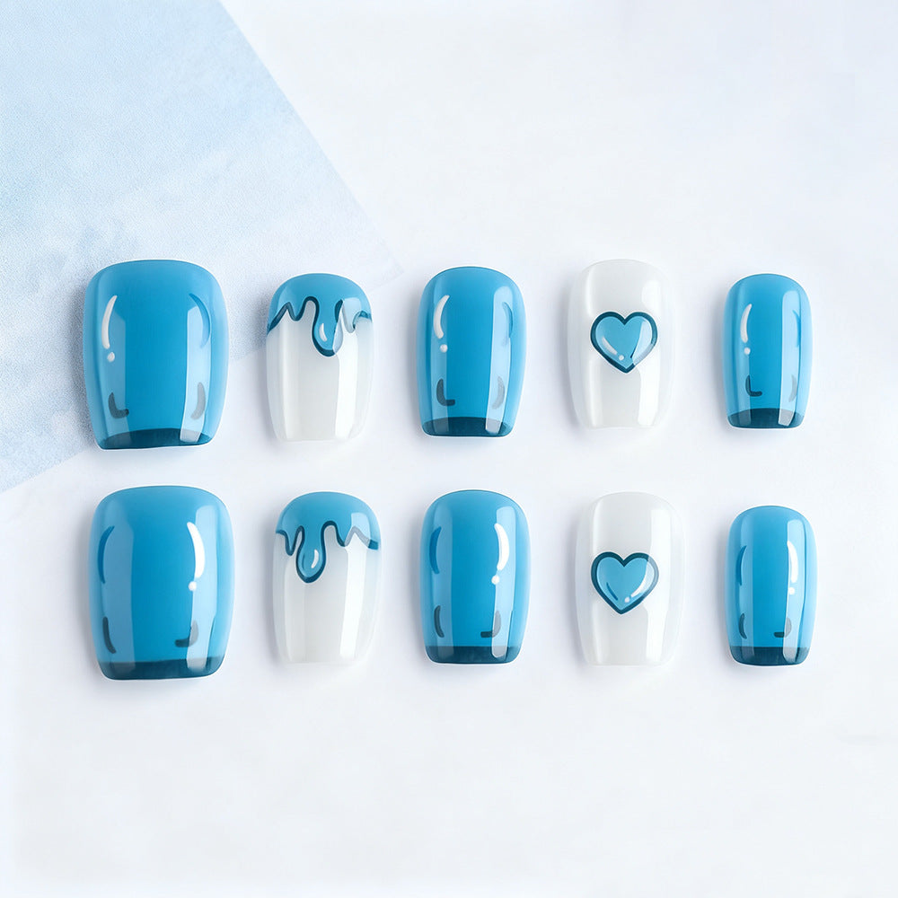 Künstlerisches Press-On-Nagelset mit Herzdesigns Karnz