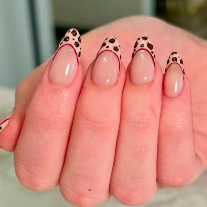 Künstlerisches Stiletto Press-On-Nagelset mit Leopardenprint-Akzenten Karnz