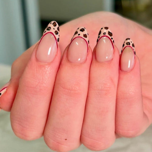 Künstlerisches Stiletto Press-On-Nagelset mit Leopardenprint-Akzenten Karnz