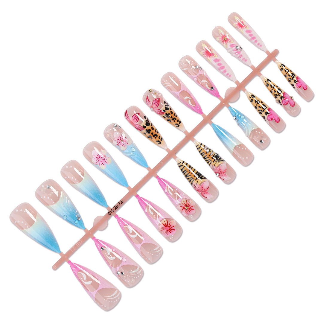 Kunstnagelset mit floralen Mustern und kreativen 3D-Details Karnz