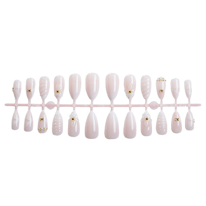 Kunstnagelset mit eleganten floralem Design und luxuriösen Akzenten Karnz